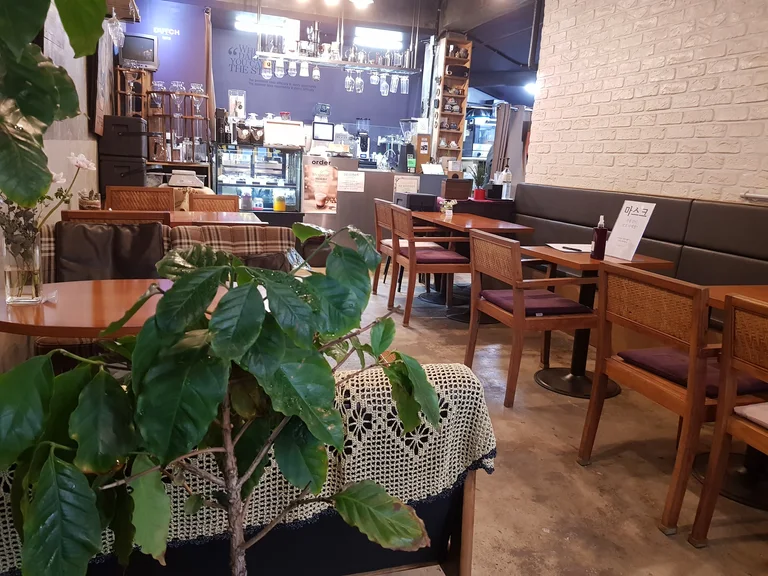 슬로우 벗 로스터리 커피