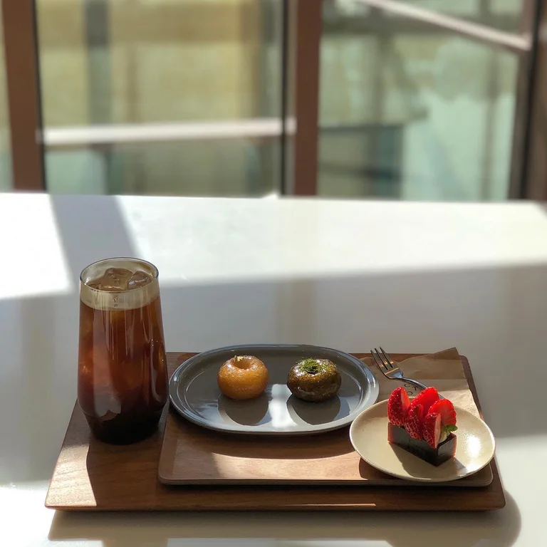 담장옆에국화꽃 안녕인사동점