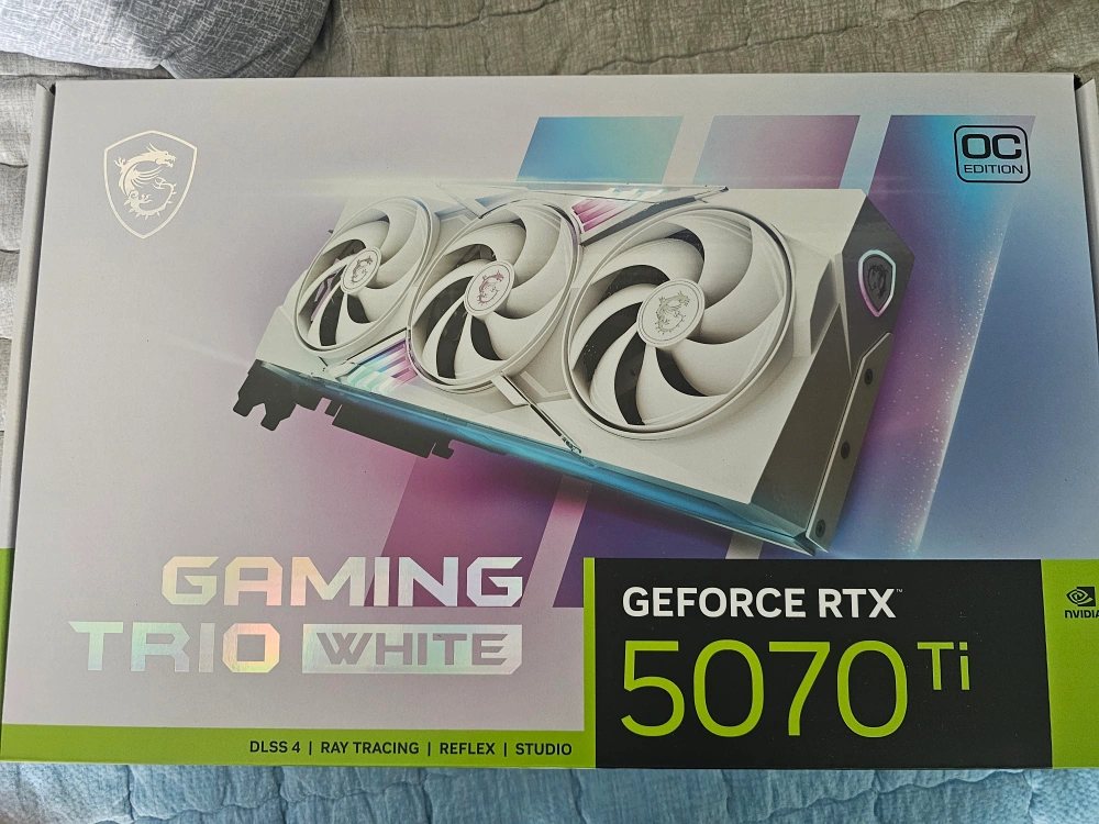 MSI RTX 5070 Ti 게이밍 트리오 화이트