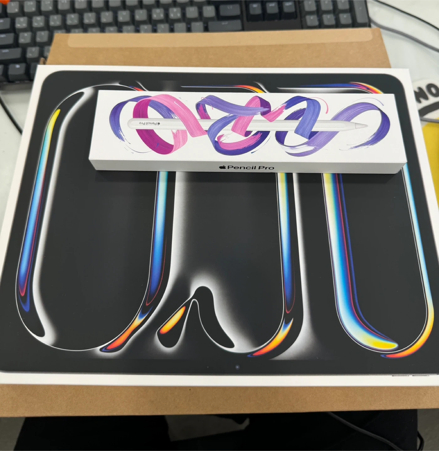 아이패드 프로 13인치 256GB (M4)셀룰러 모델,펜슬 프로 팝니다.