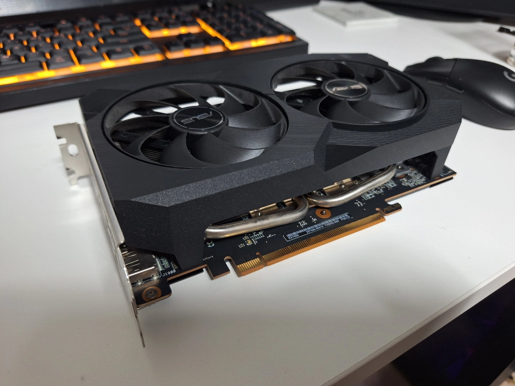 ASUS RX7600 그래픽 카드 팝니다.