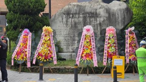 배재고에 축하화환이 더 많아지고 있네요