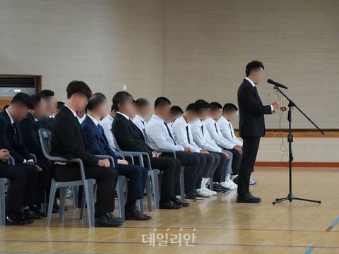 사과문 낭독하는 배재고 교장
