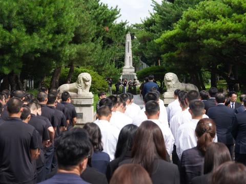 정근식, 배재고 방문단과 5·18민주묘지 참배…"교육적 회복 전개"