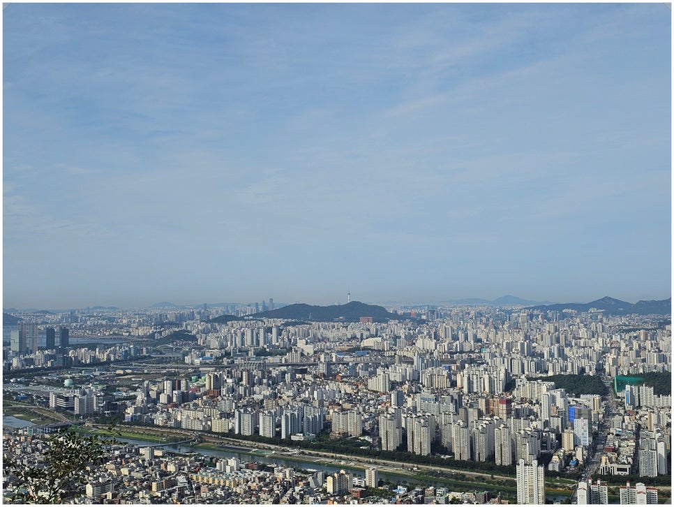 아차산 정상에서 내려다본 서울 도심과 한강의 장관