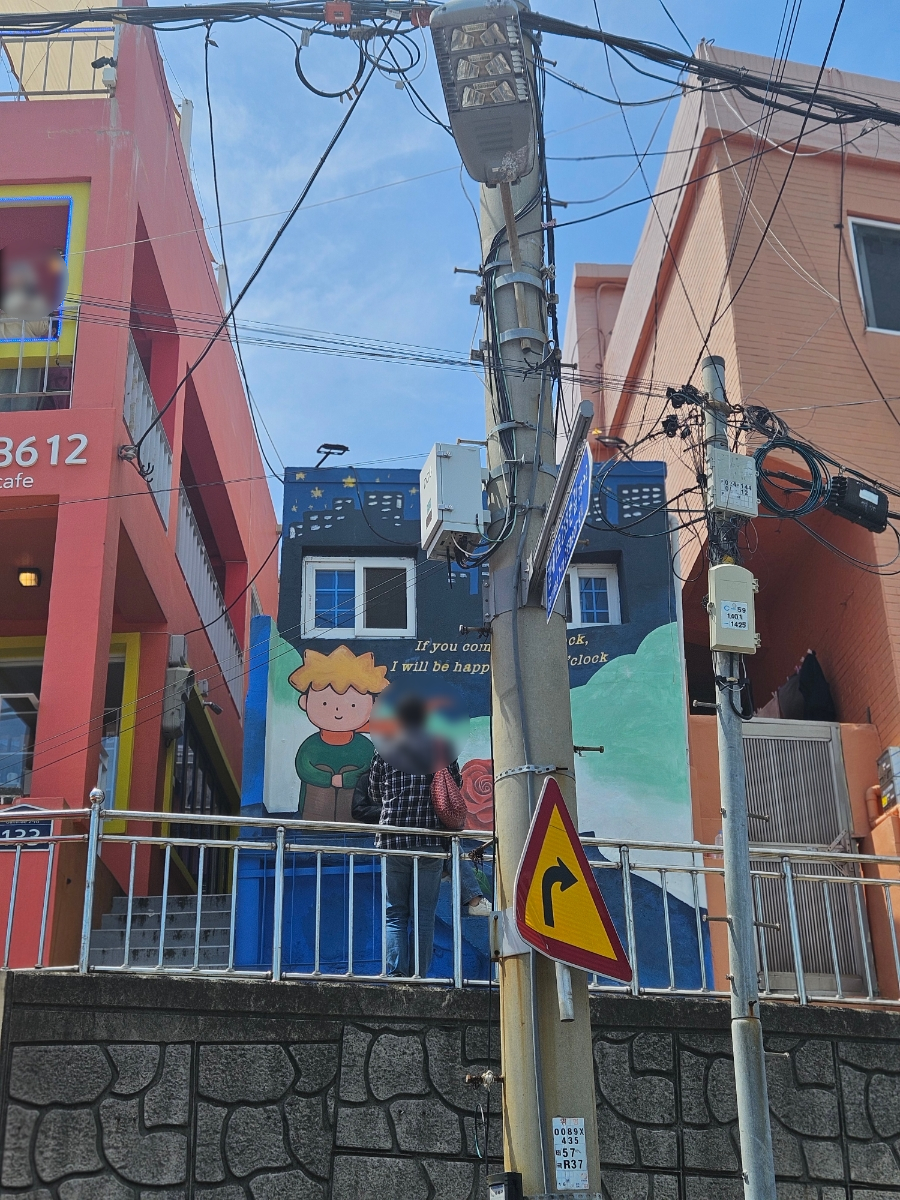 맑고 푸른 하늘 아래, 감천문화마을의 상징적인 정취가 느껴지는 이곳은 알