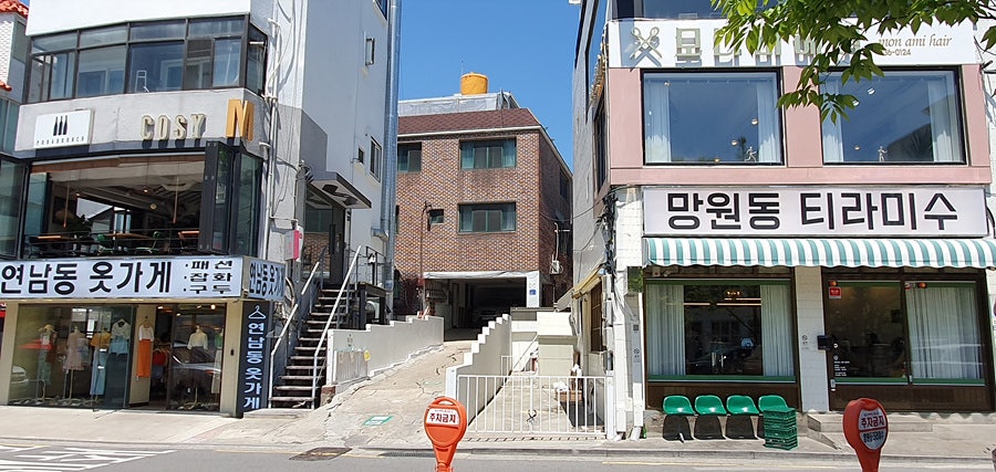 레트로한 감성이 느껴지는 망원동 티라미수 매장 앞