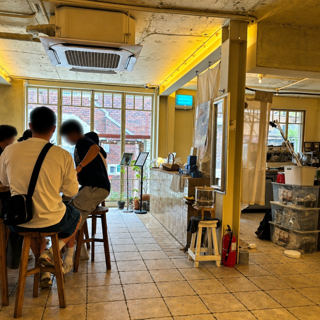 따뜻한 조명과 빈티지한 실내 분위기