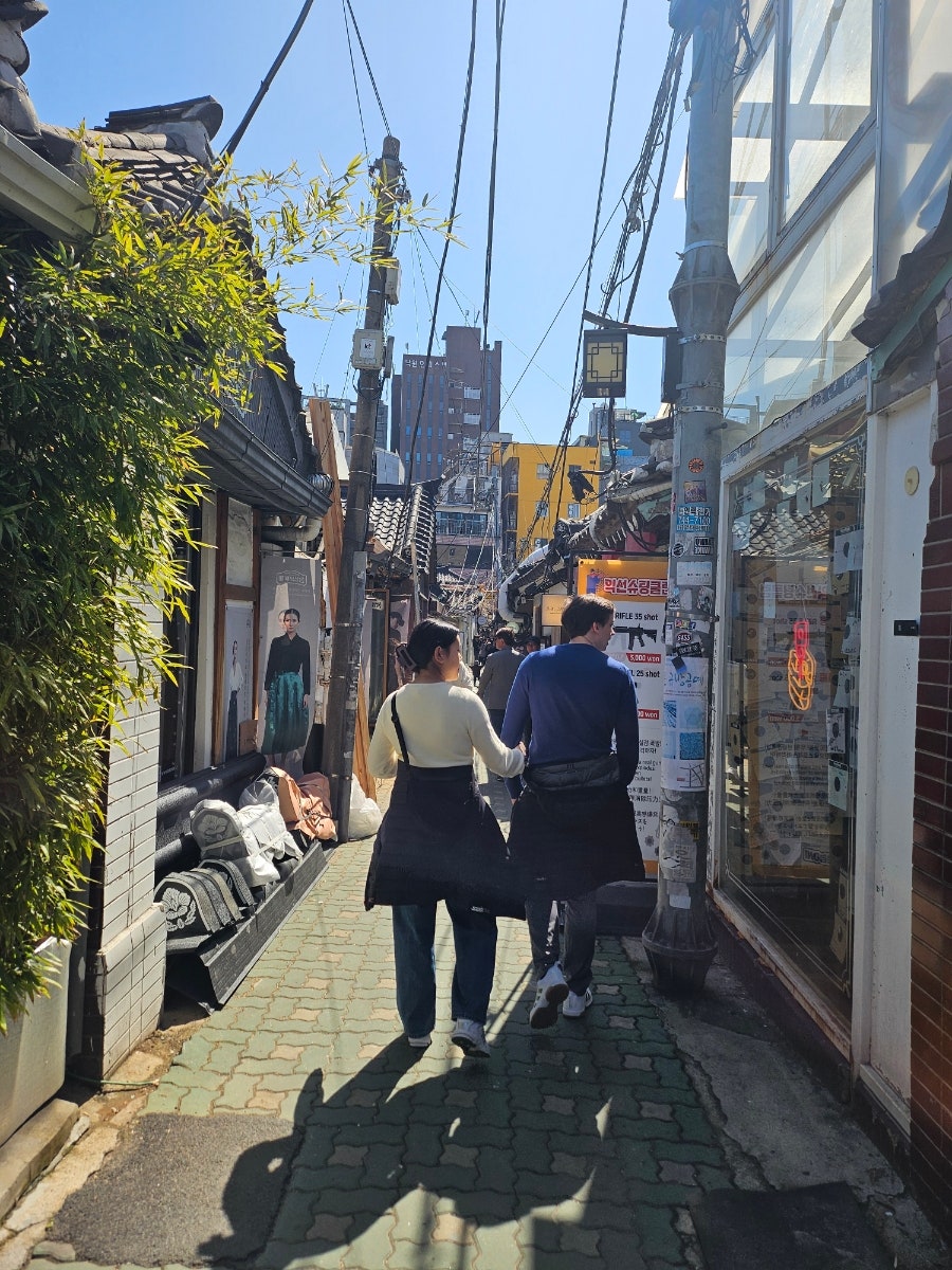 따스한 햇살 아래 익선동 골목 풍경