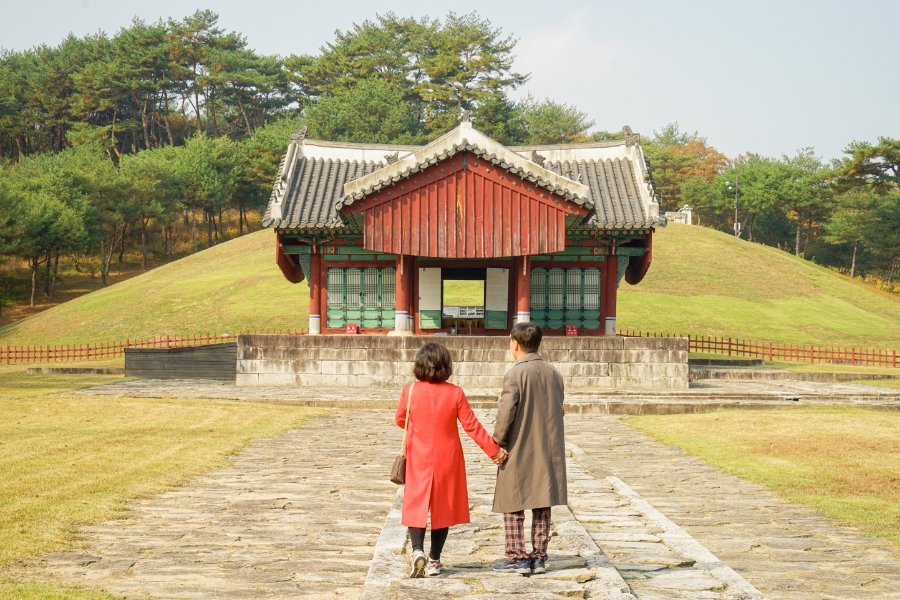 정자각 앞에서 여유롭게 산책을 즐기는 사람들