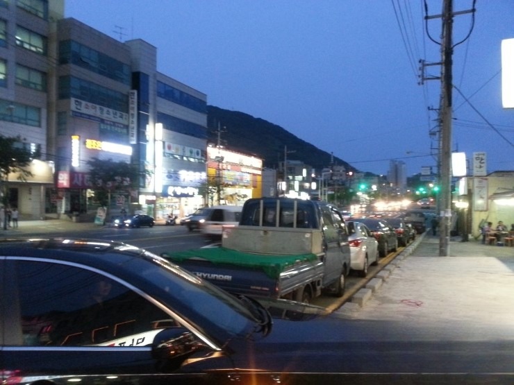 저녁 골목의 불빛