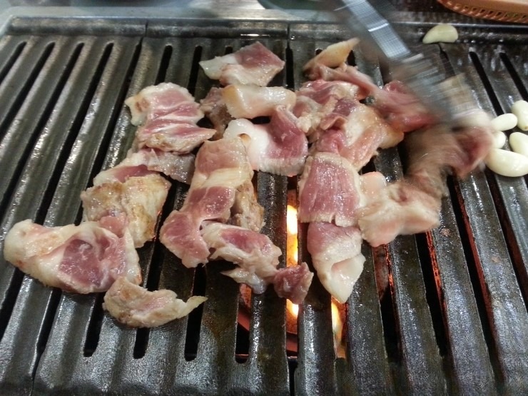 고기 손질과 불판 위 삼겹살