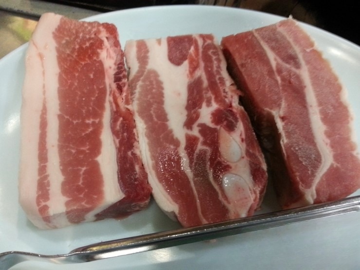 고기 손질과 불판 위 삼겹살