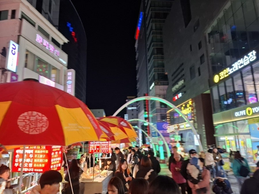 야시장 노점 인파