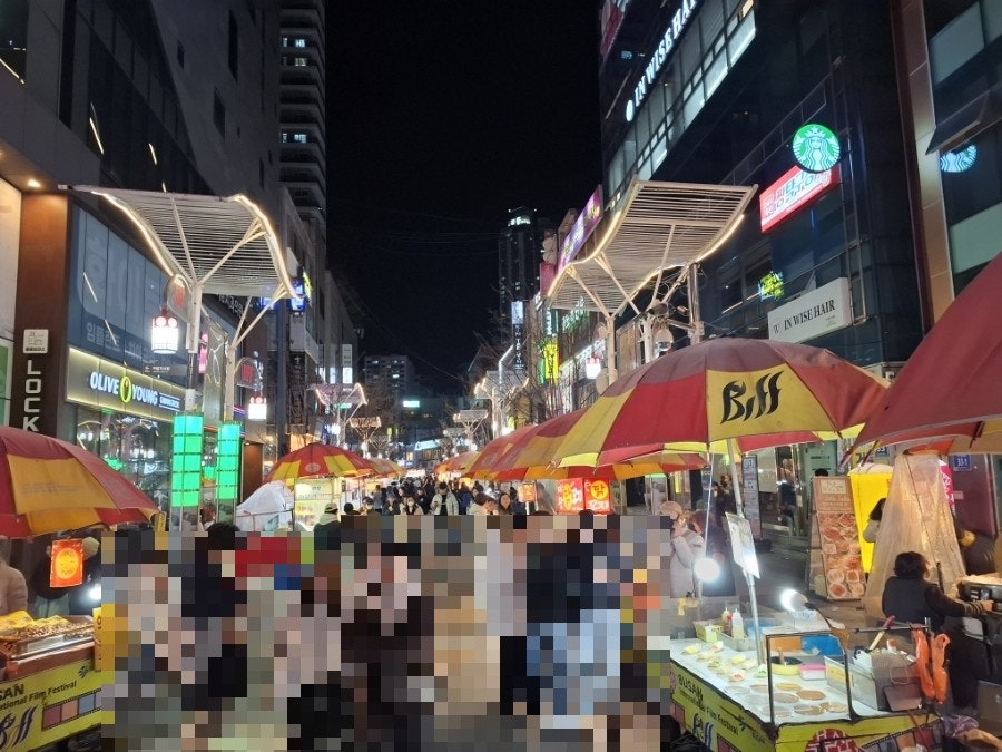 야시장 노점 인파