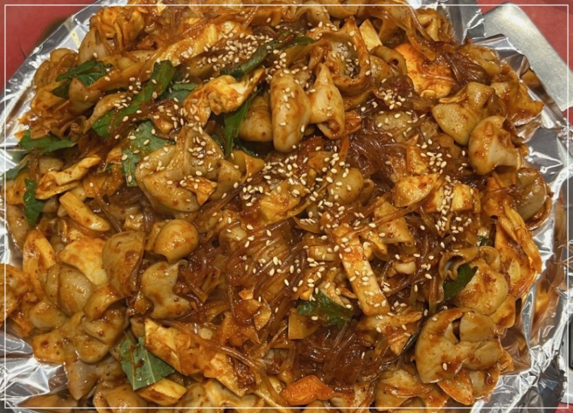 푸짐한 야채곱창과 치즈를 듬뿍 올린 볶음밥