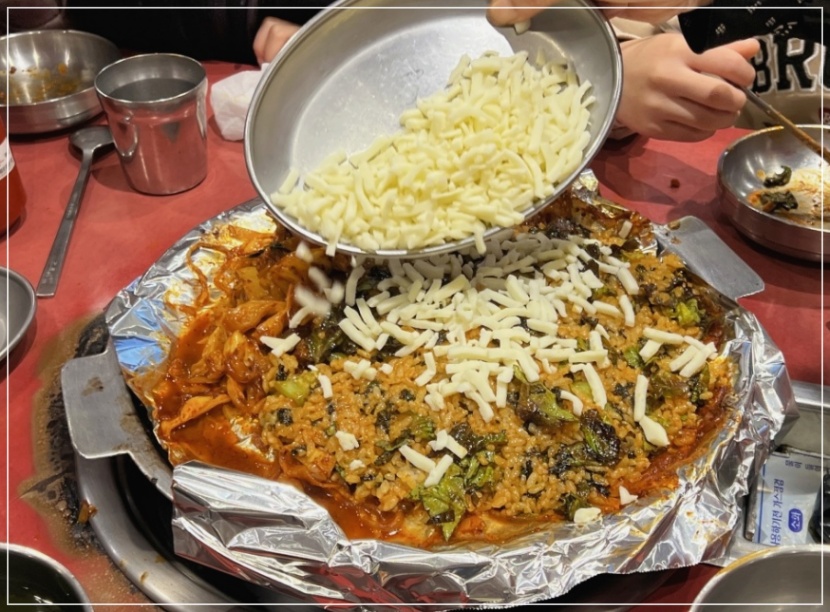 푸짐한 야채곱창과 치즈를 듬뿍 올린 볶음밥