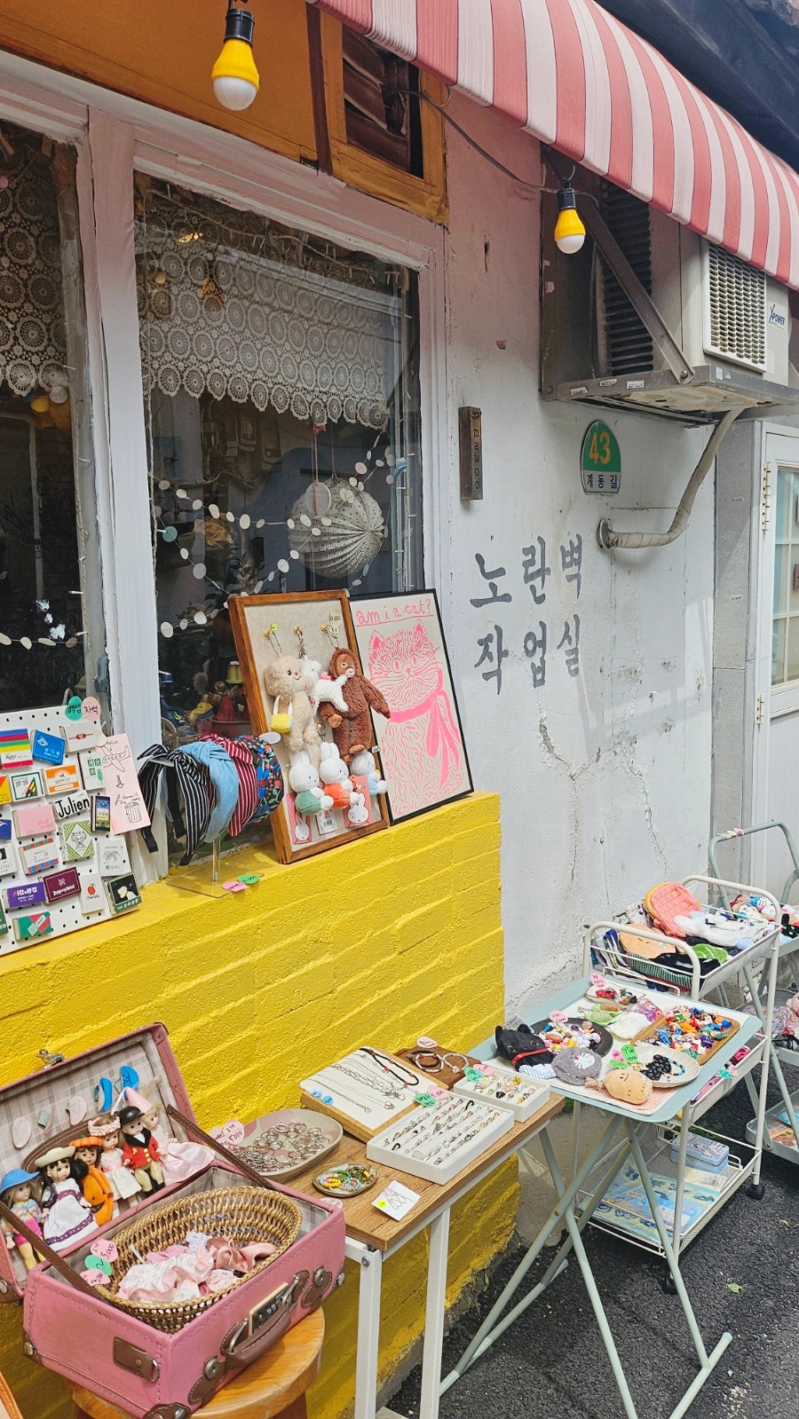 빈티지한 소품이 가득한 편집샵 내부