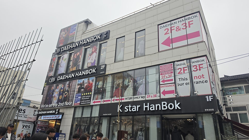 경복궁역 인근 한복 대여점 거리의 활기찬 모습