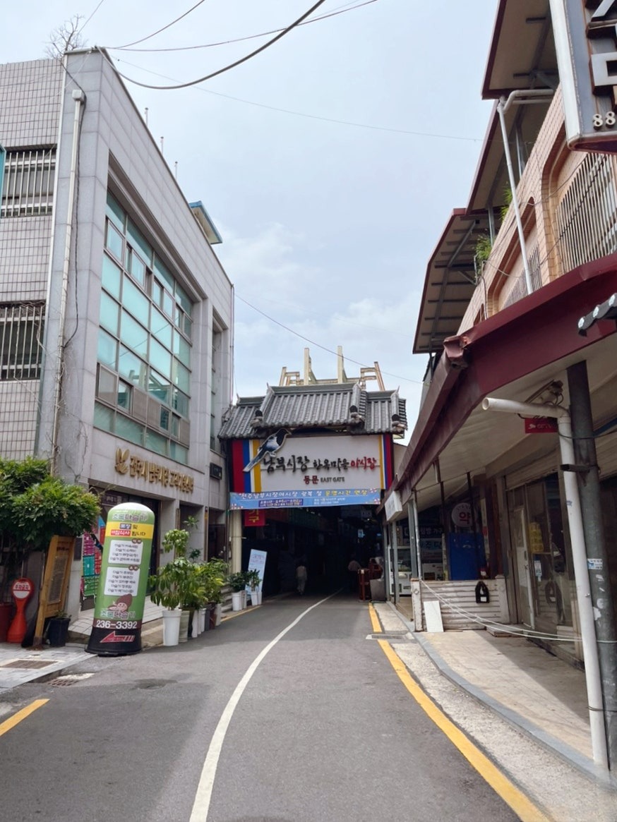 전주 남부시장 동문 입구 근처에 위치한 유명 맛집 가족회관의 간판.