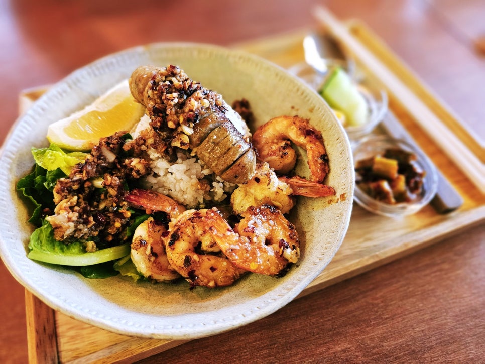 통통한 새우와 마늘 후레이크가 듬뿍 올라간 시그니처 메뉴 갈릭 쉬림프.