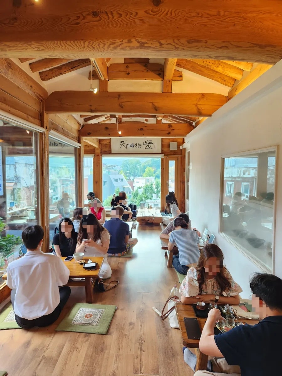 차마시는뜰의 고풍스러운 대문과 평온한 실내 분위기