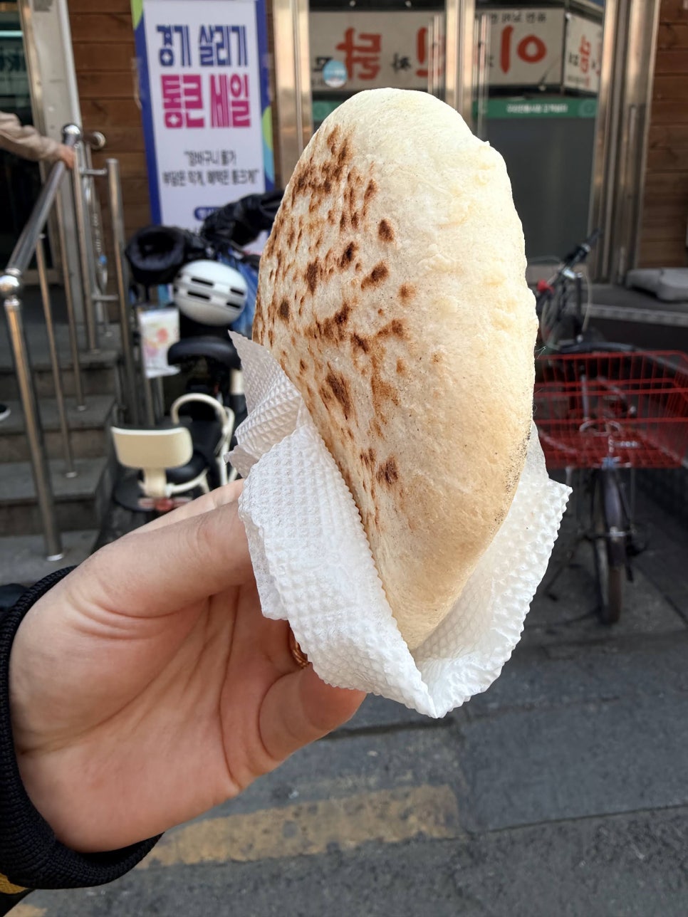 갓 구워낸 담백한 호떡과 시장 골목의 먹거리들