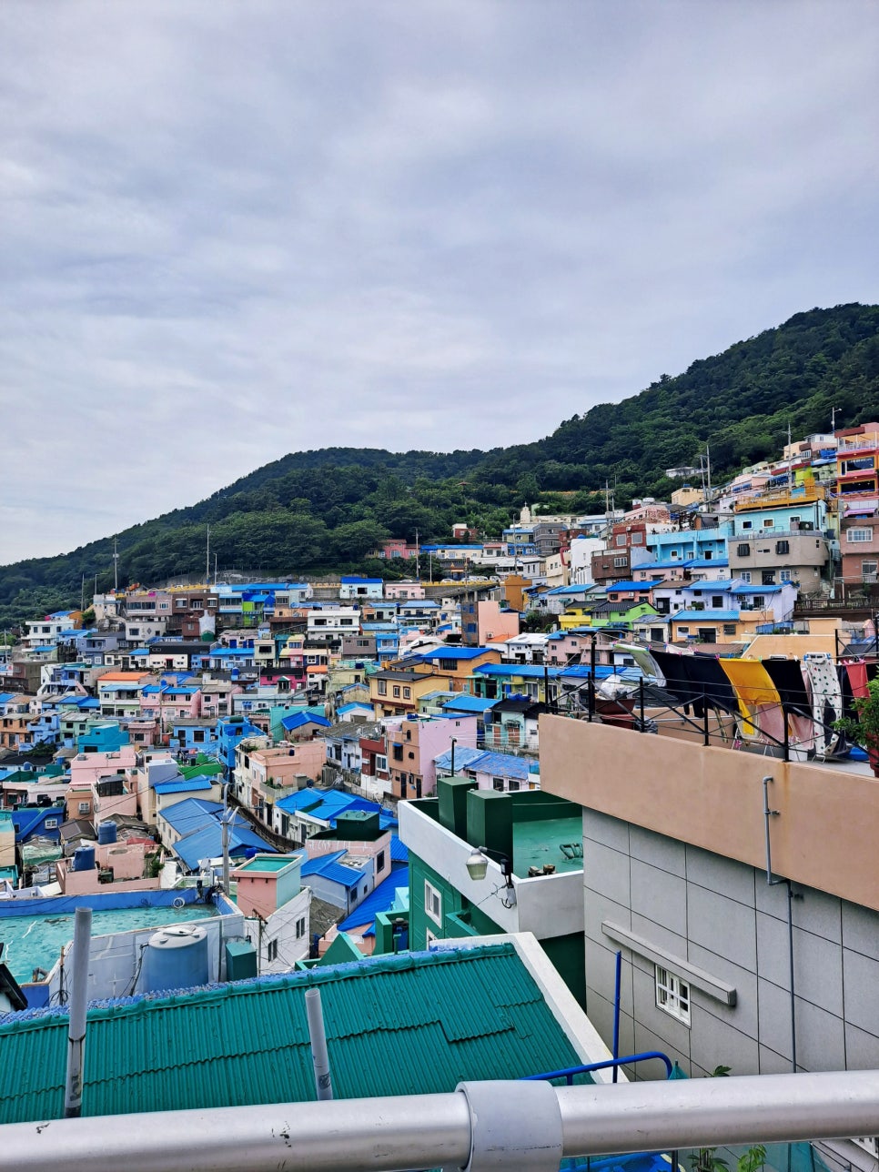 계단식 집과 빨래 풍경
