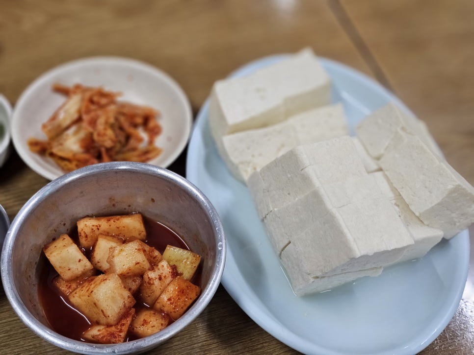 고소함이 남다른 손두부와 정갈한 밑반찬 상차림