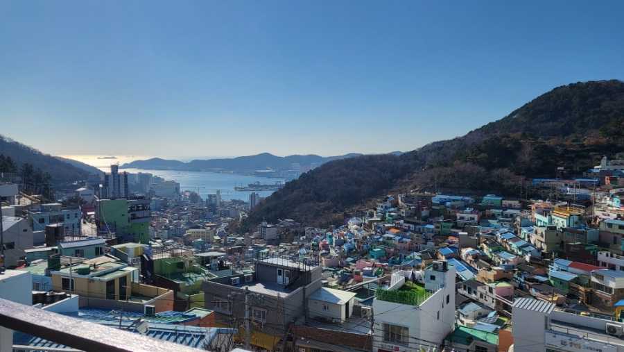 카페 창가에서 본 마을