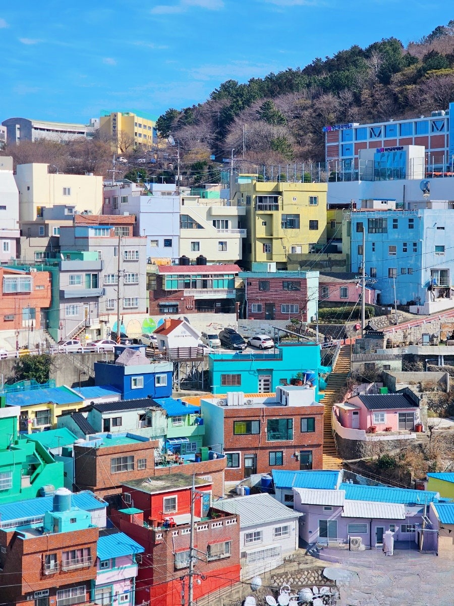 주차장 옆 마을 전경