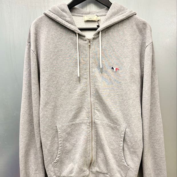 Maison Kitsuné Maison Kitsune 메종키츠네 그레이 트리컬러 폭스패치 후드집업 상품 사진